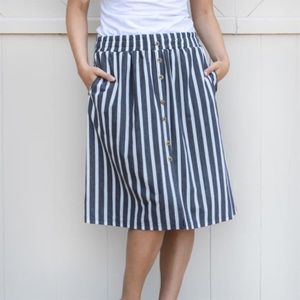 Striped button skirt. Size s-m
